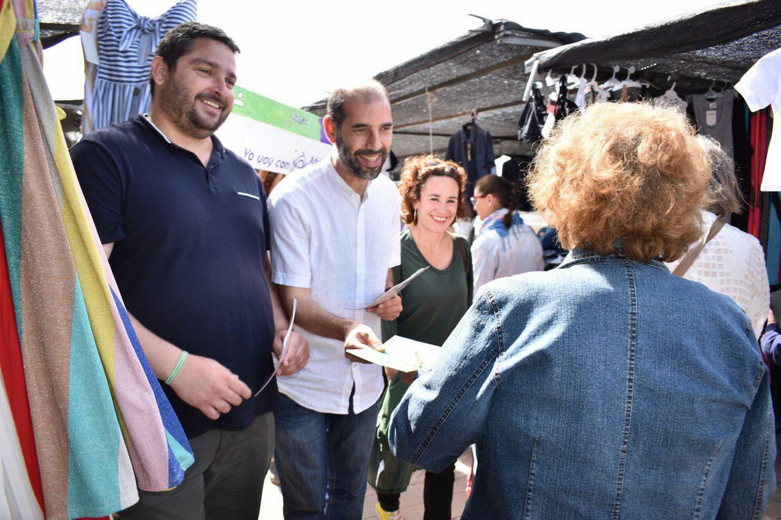 José Alfaro y Antonio Romero, de Adelante Puerto Real, junto a Ana Naranjo.