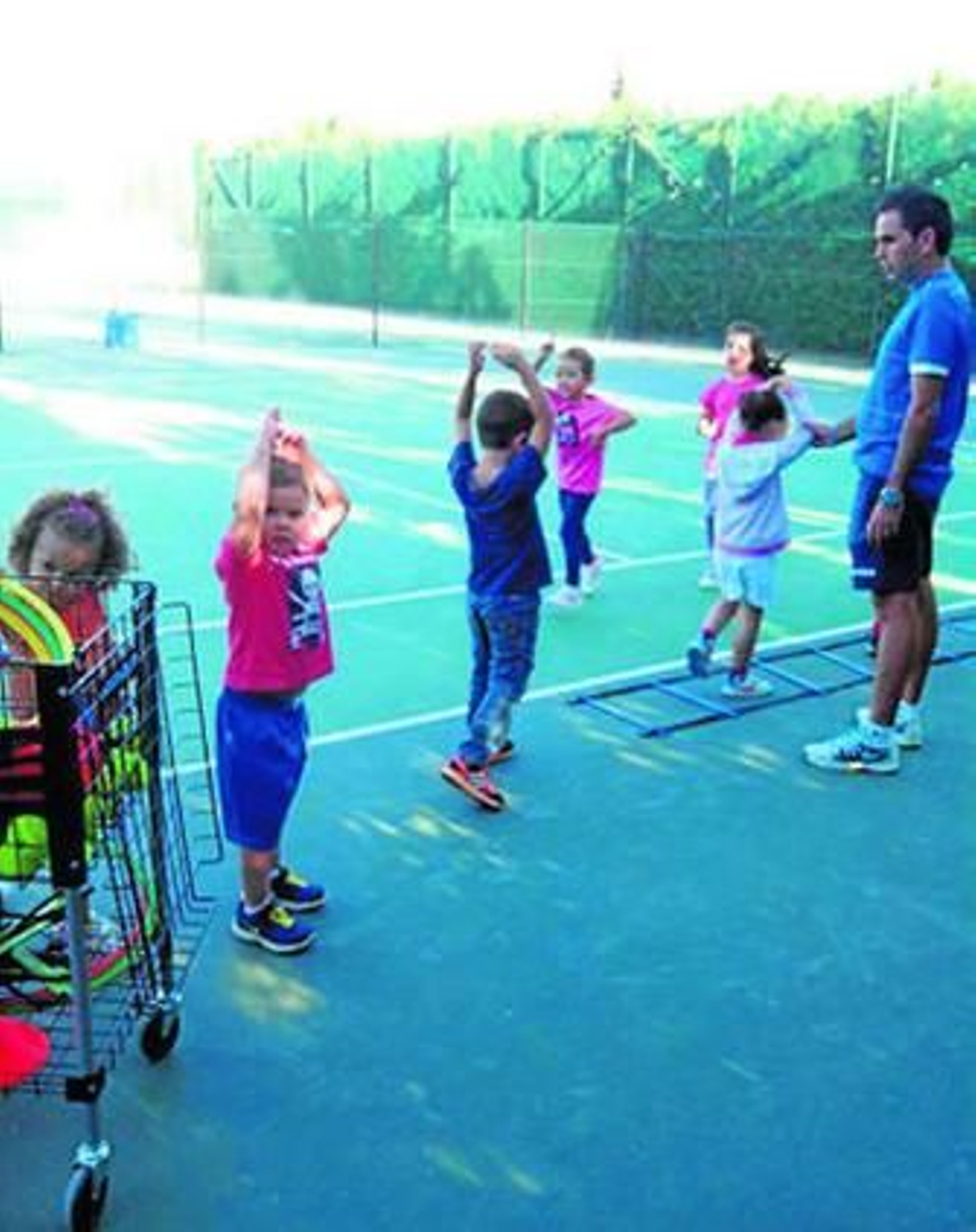 Ochenta alumnos pegan sus primeros raquetazos dentro del Club de Tenis