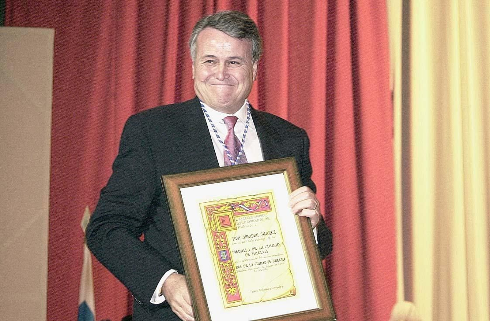 Amador Suárez Villa, emocionado al recoger la Medalla de Oro de la Ciudad de Huelva en 2001.