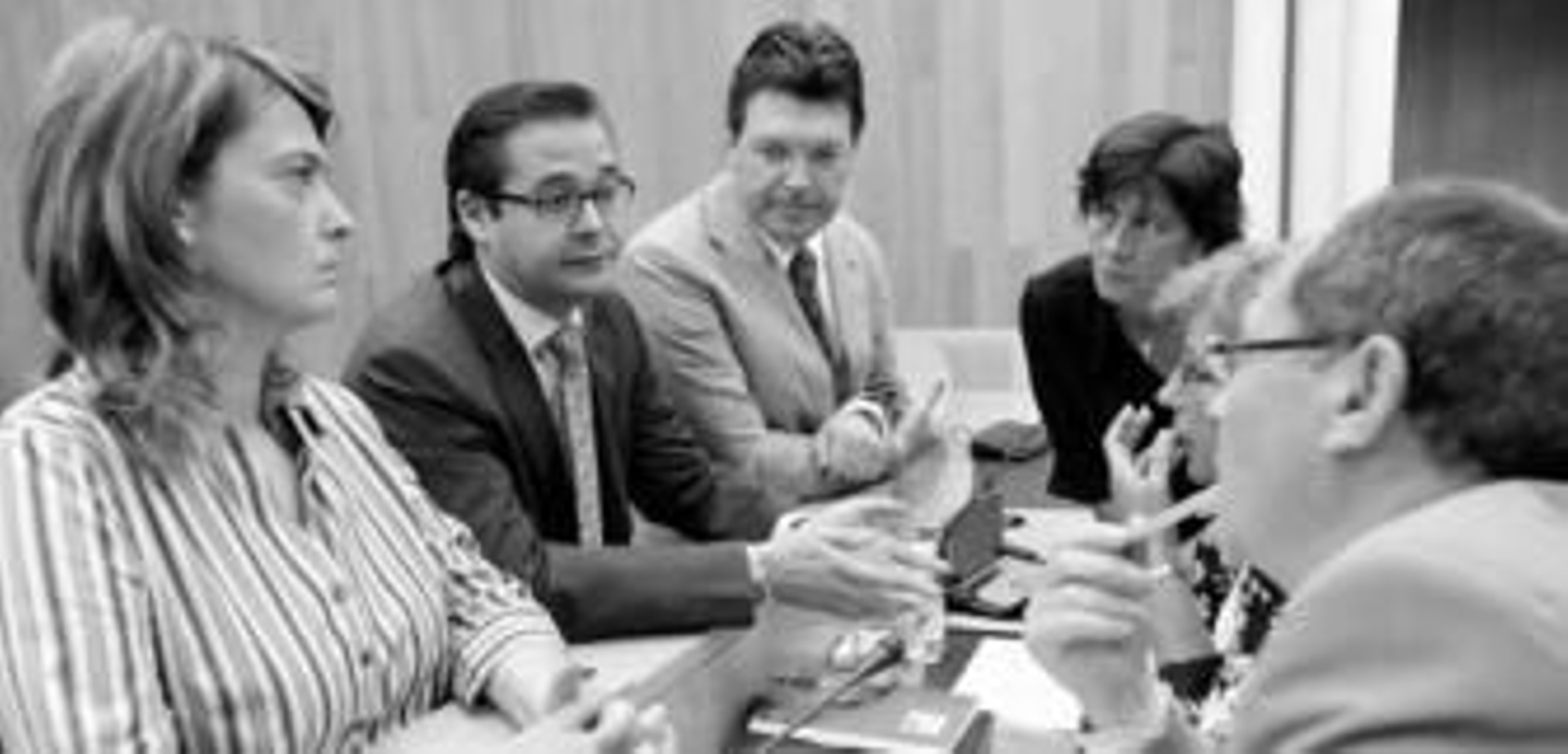 Los diputados del PP dialogan en una de las sesiones plenarias celebradas en la Diputación.