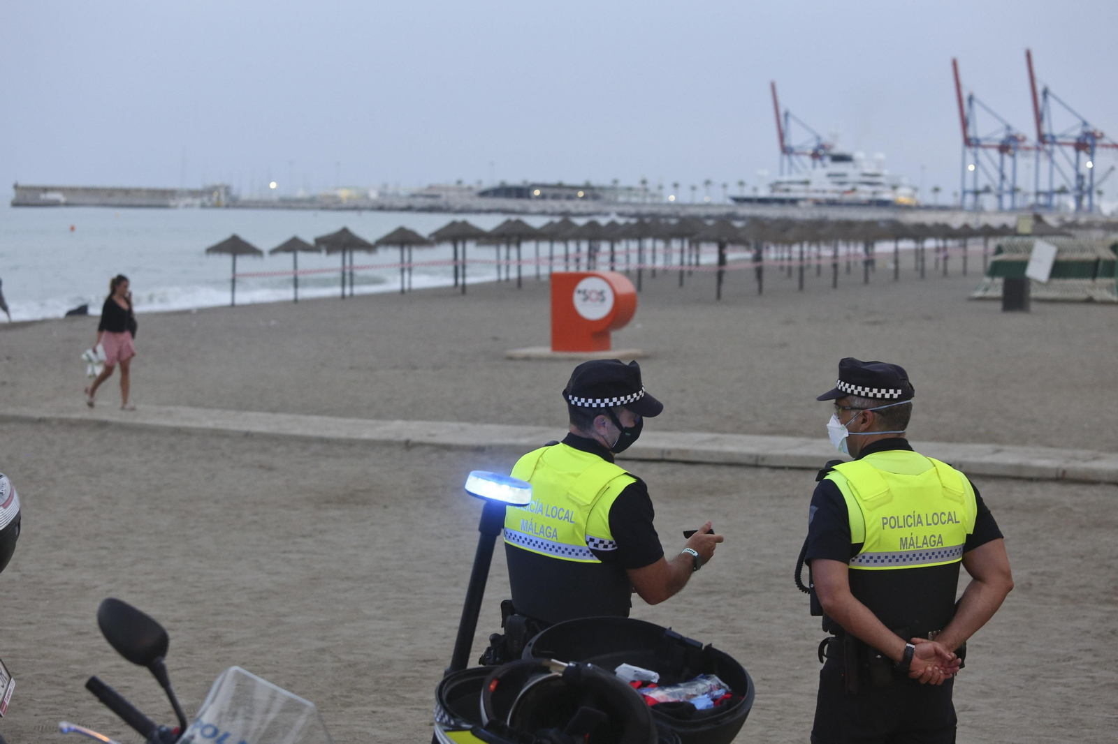 Solitaria noche de San Juan en las playas de Málaga, en fotos