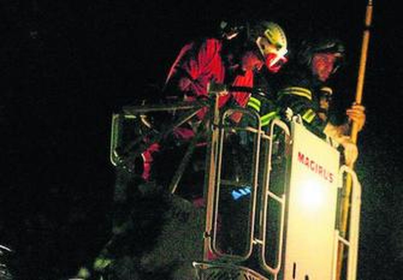 Los bomberos rescatan el cadáver, ayer de madrugada.