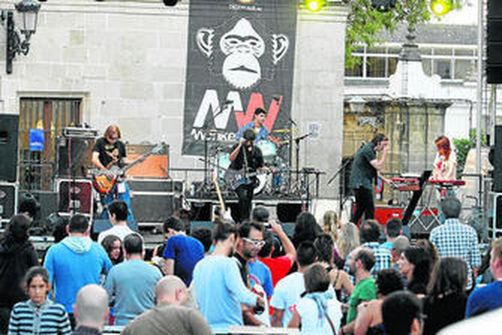 Actuación de un grupo musical en la plaza Alfonso X El sabio, en una edición anterior del Monkey Week.
