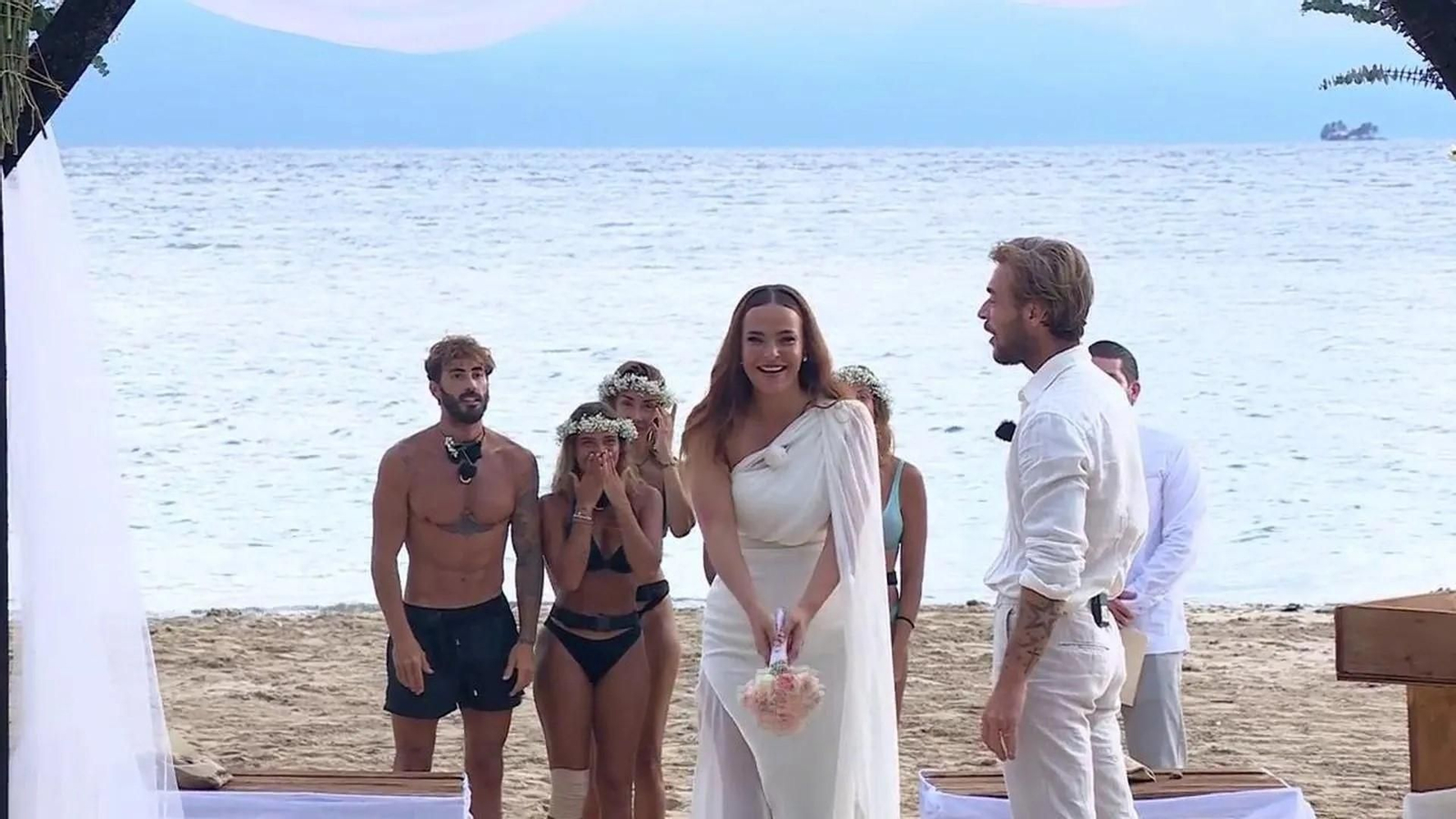 Marta Peñate y Tony Spina en el altar habilitado en la playa de Honduras
