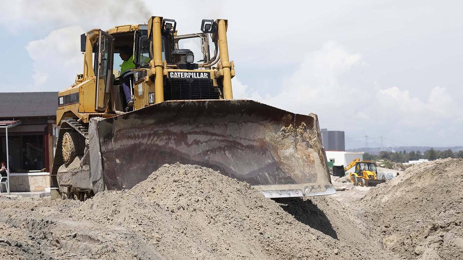 Las fotos del trasvase de arena en la playa de El Rinconcillo