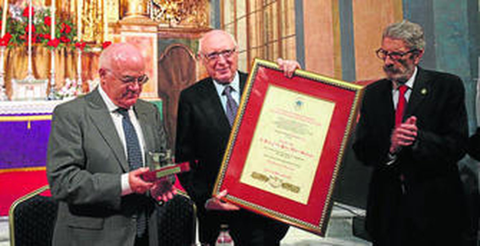 Victoriano Viñuelas, José Pedro Pérez-Llorca y José Luis Álvarez, en el acto de entrega de la distinción.