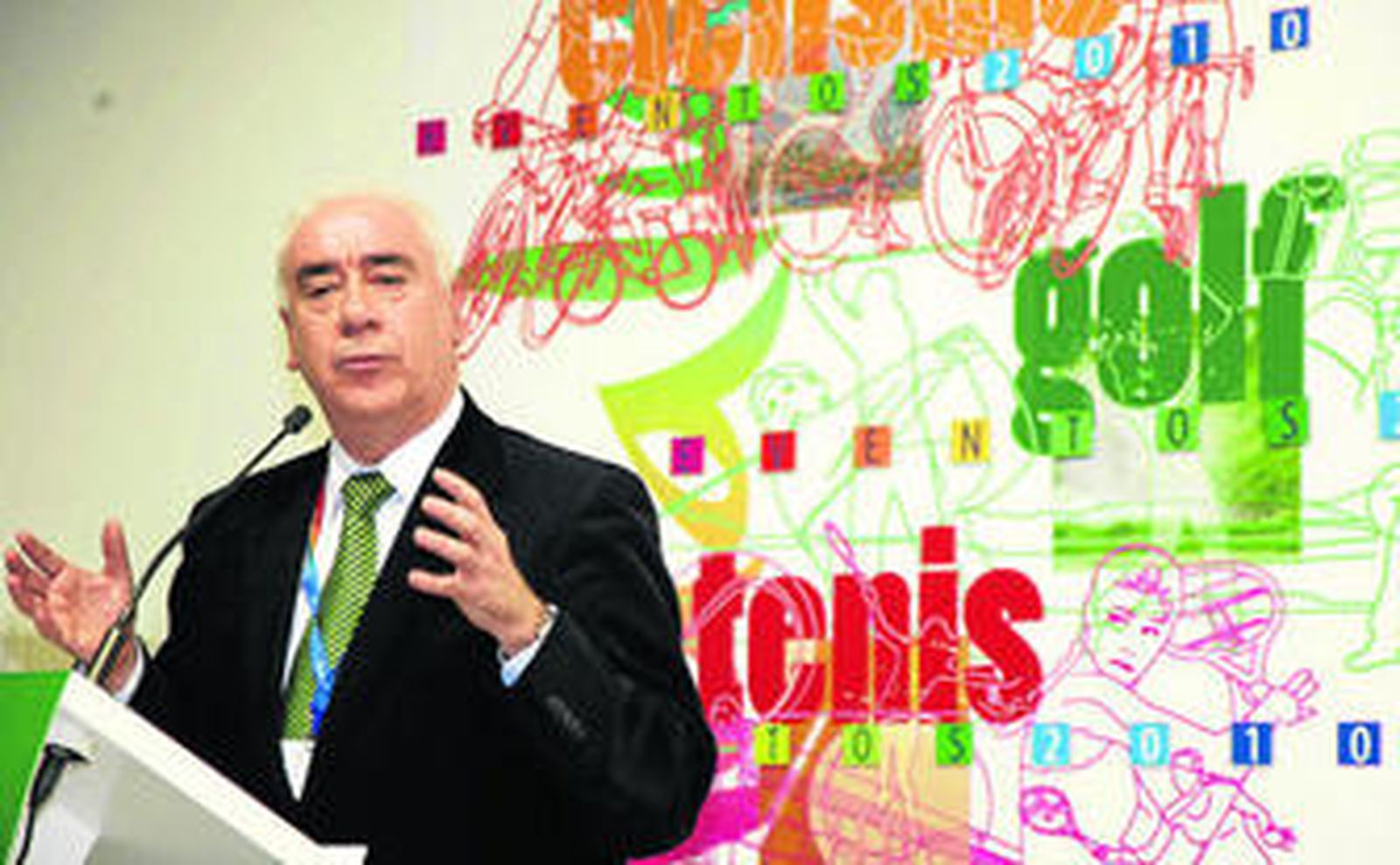 El consejero de Turismo de la Junta de Andalucía, Luciano Alonso, durante la presentación de los grandes eventos deportivos.