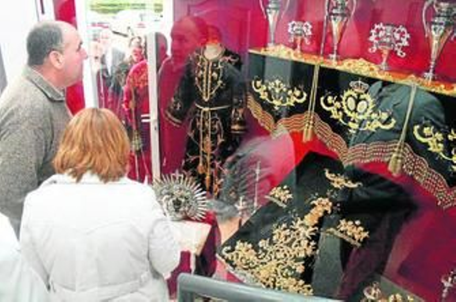 El público que acudió a la bendición de la sede de la Hermandad aprovechó para ver la exposición cofrade.