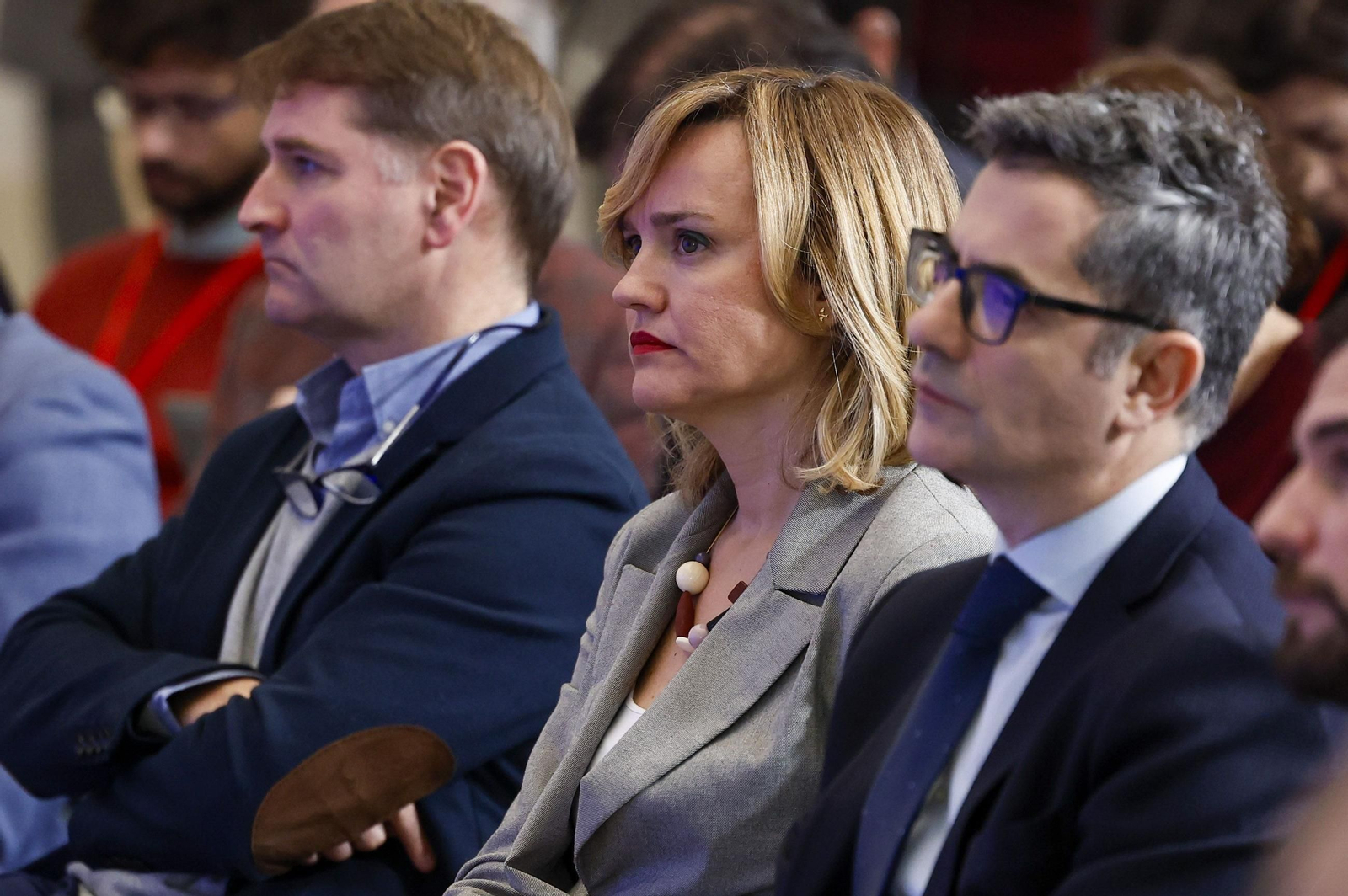 Pilar Alegría, portavoz del Gobierno, y Javier Bolaños, ministro de Presidencia, en la rueda de prensa de Pedro Sánchez de balance del año