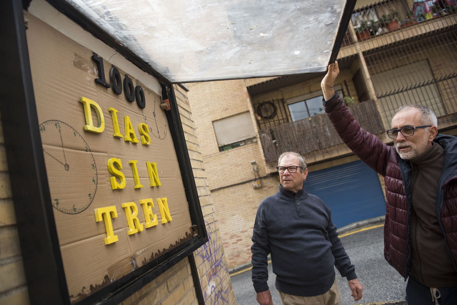 El reloj en el barrio de la Rosaleda que contabiliza los días de aislamiento ferroviario.