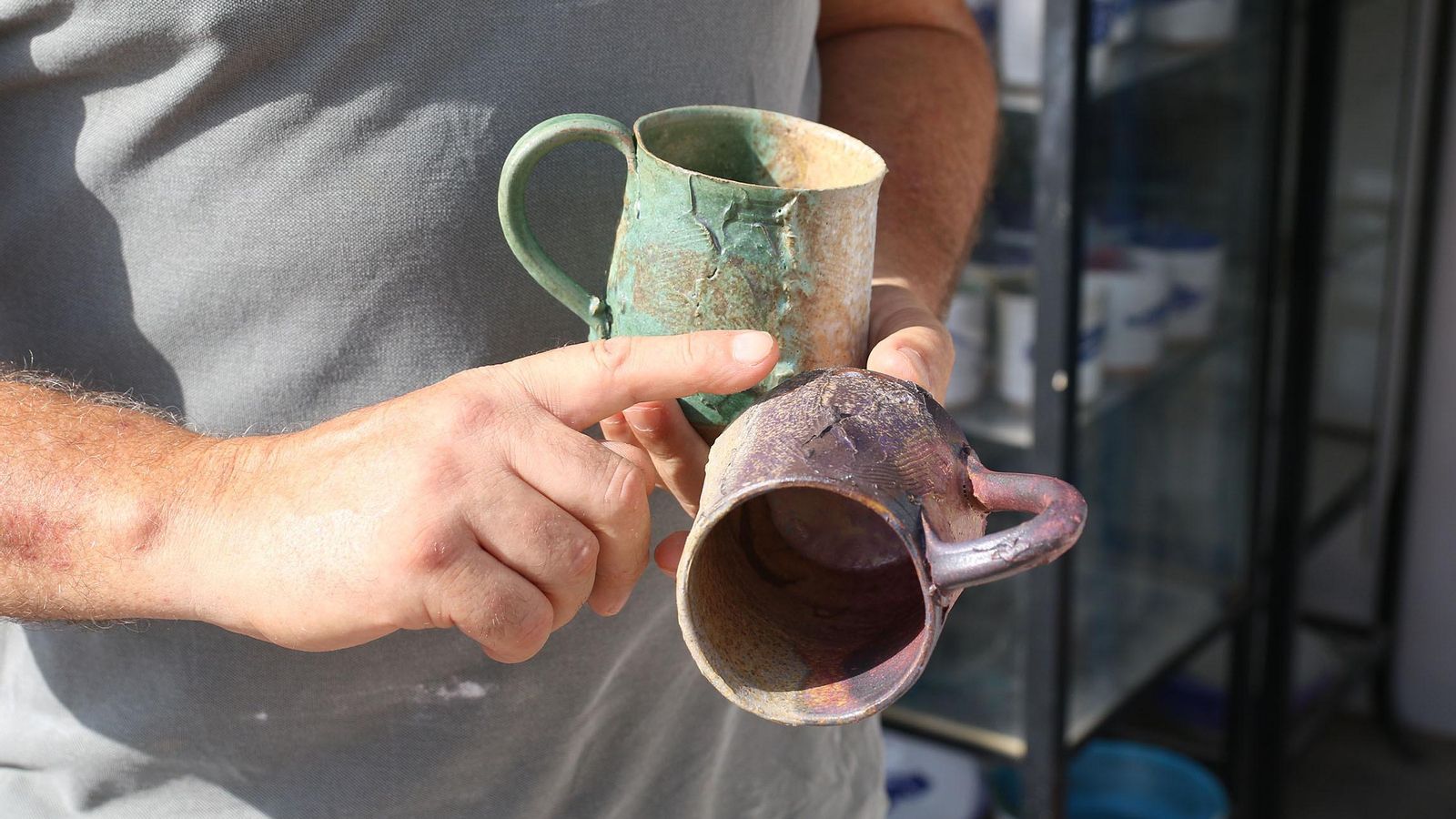 Antonio Flores muestra algunas de sus piezas