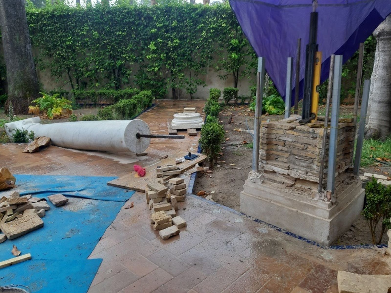 Imágenes del proceso de construcción del pedestal de la columna izquierda.