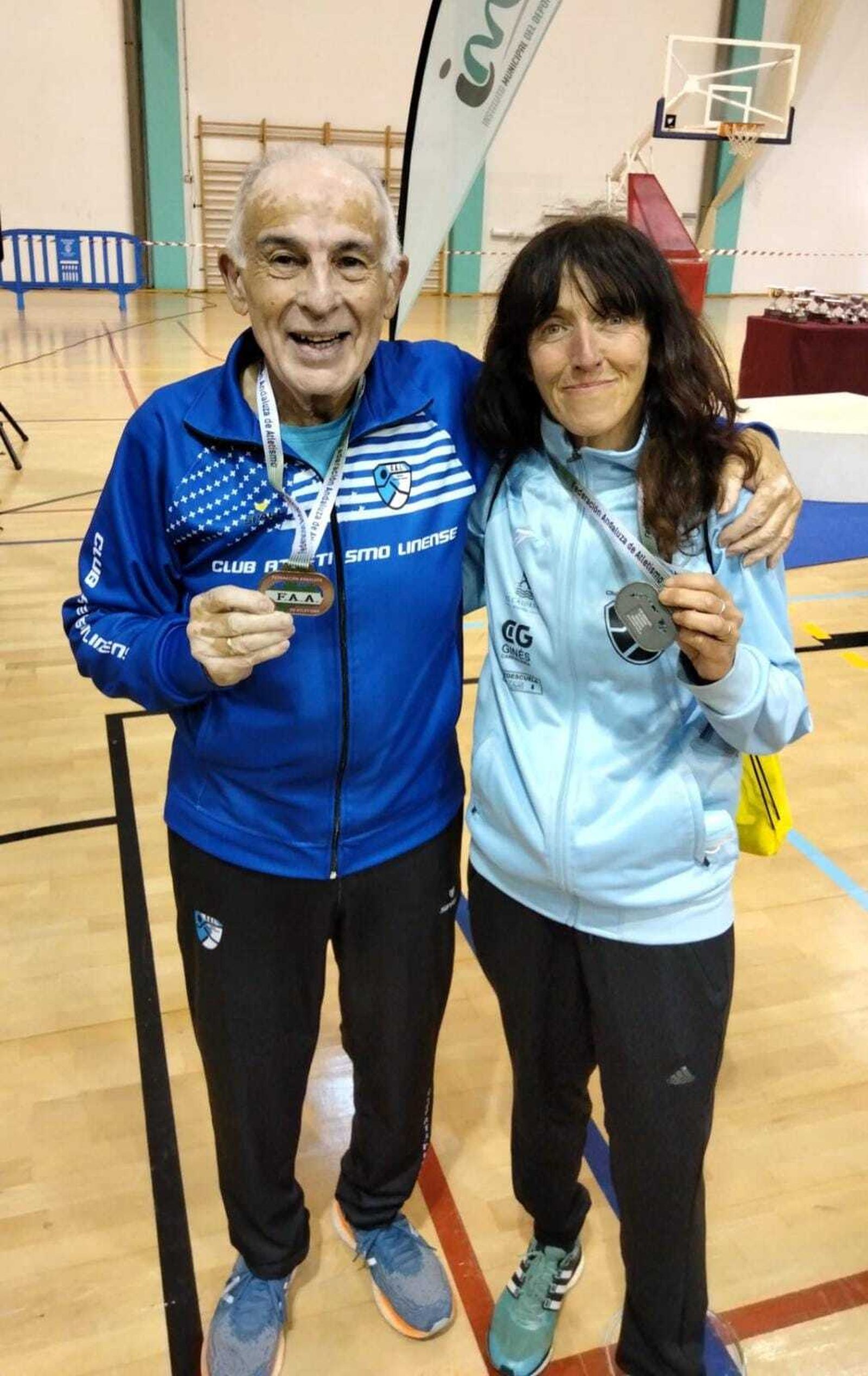 Dos de los medallistas del CAL, tras la entrega de trofeos