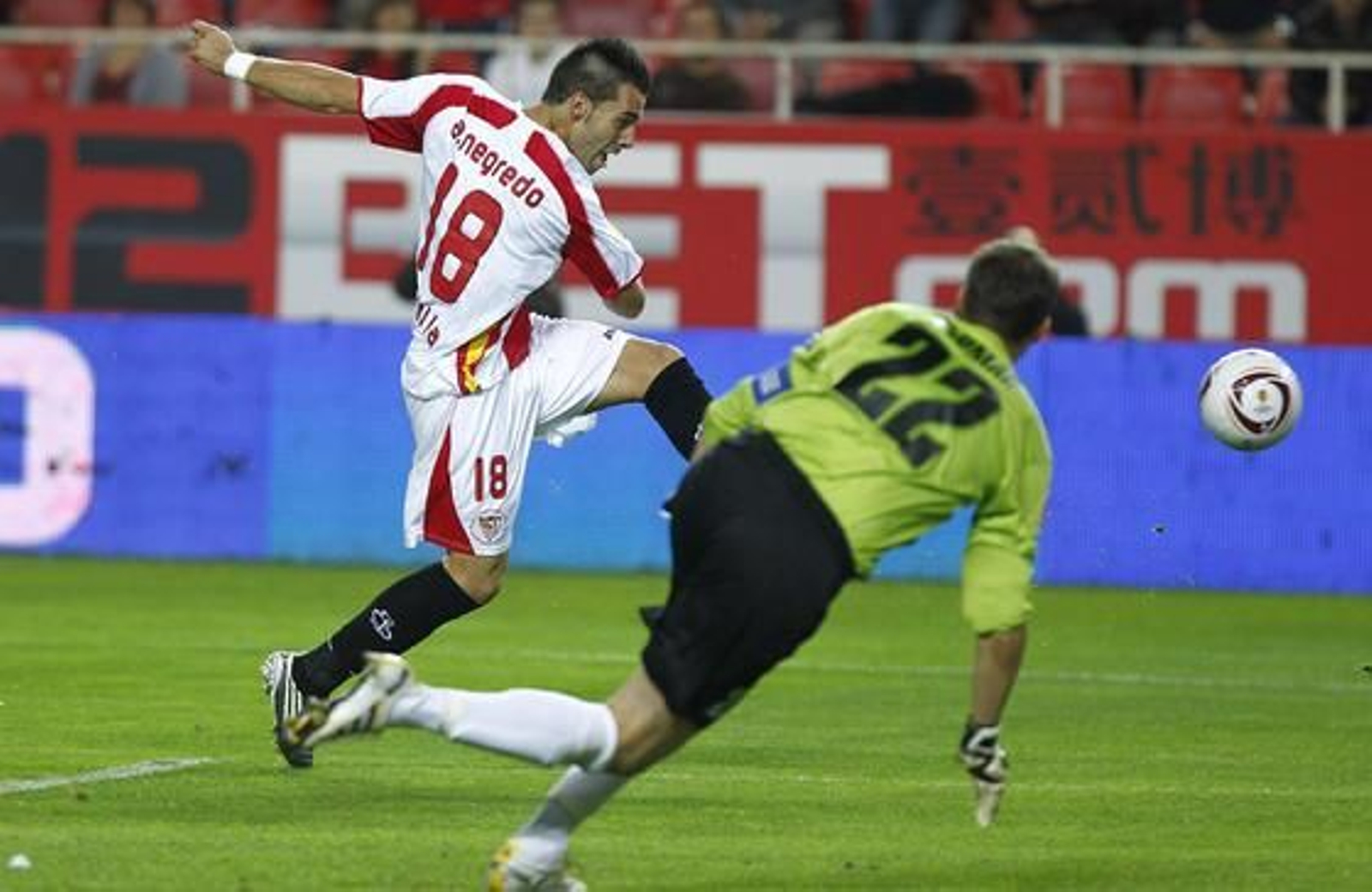 El Sevilla golea al Karpaty (4-0) en el Sánchez Pizjuán. / Antonio Pizarro