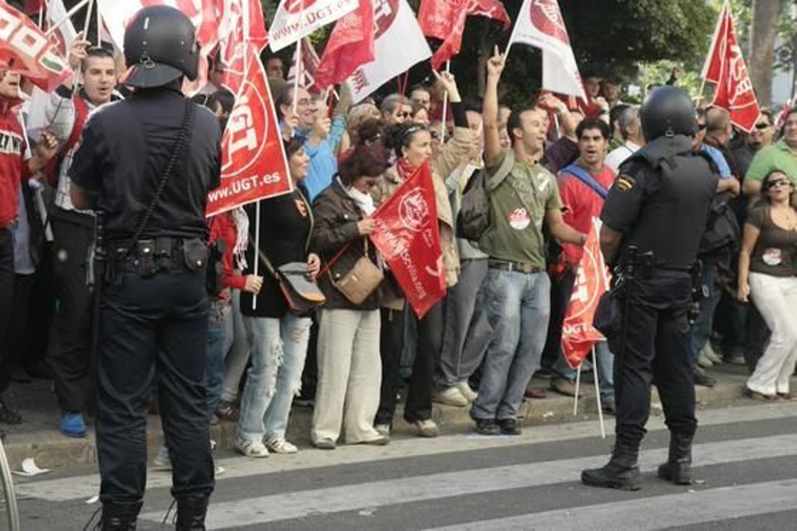 El dispositivo policial intenta controlar a los piquetes informativos que se concentran en la Plaza del Duque.

Foto: JJaime Martínez