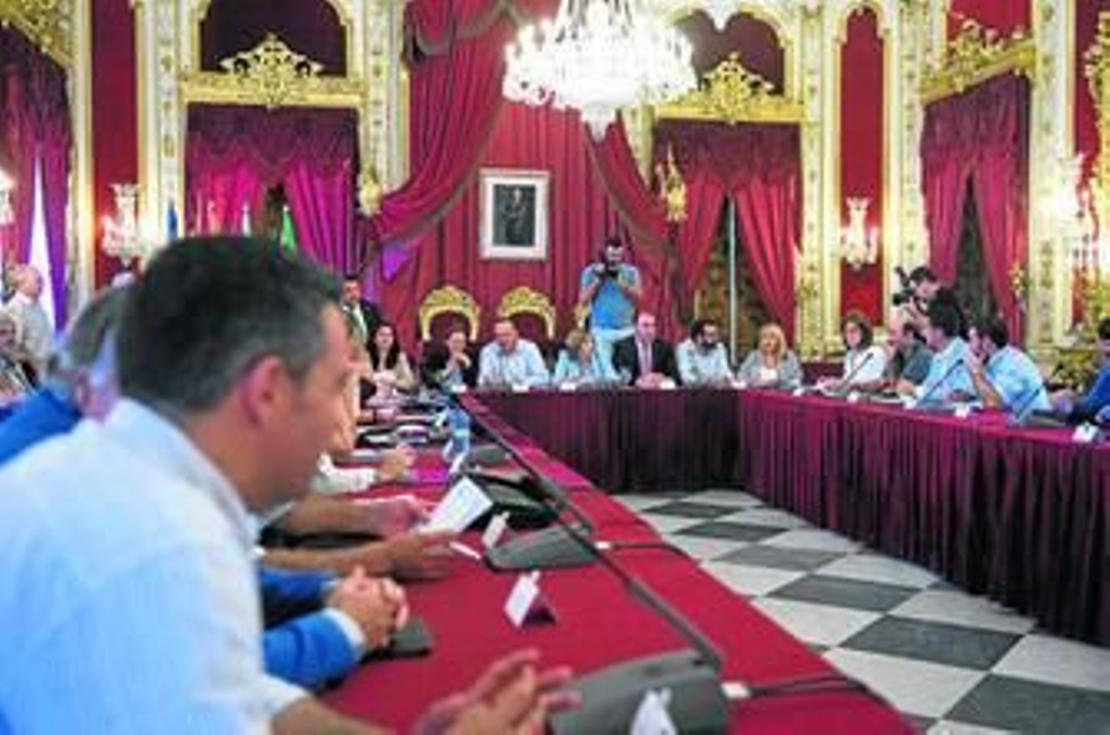 Un instante de la reunión en la que Irene García explicó a los alcaldes de Cádiz los cambios en el servicio de recaudación.