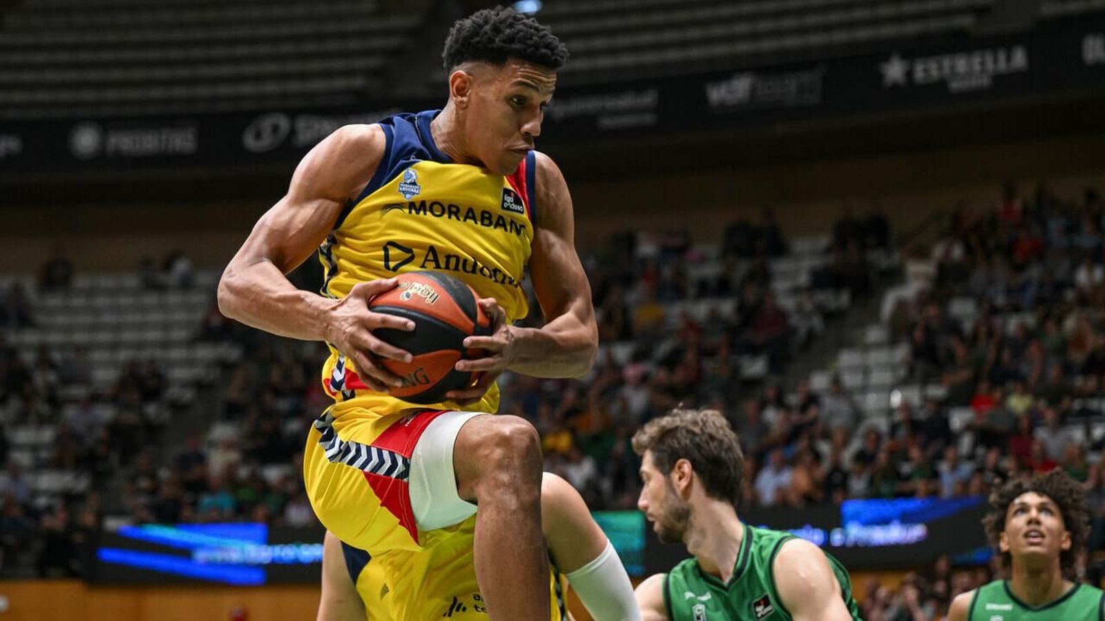 Tyson Pérez coge un rebote.