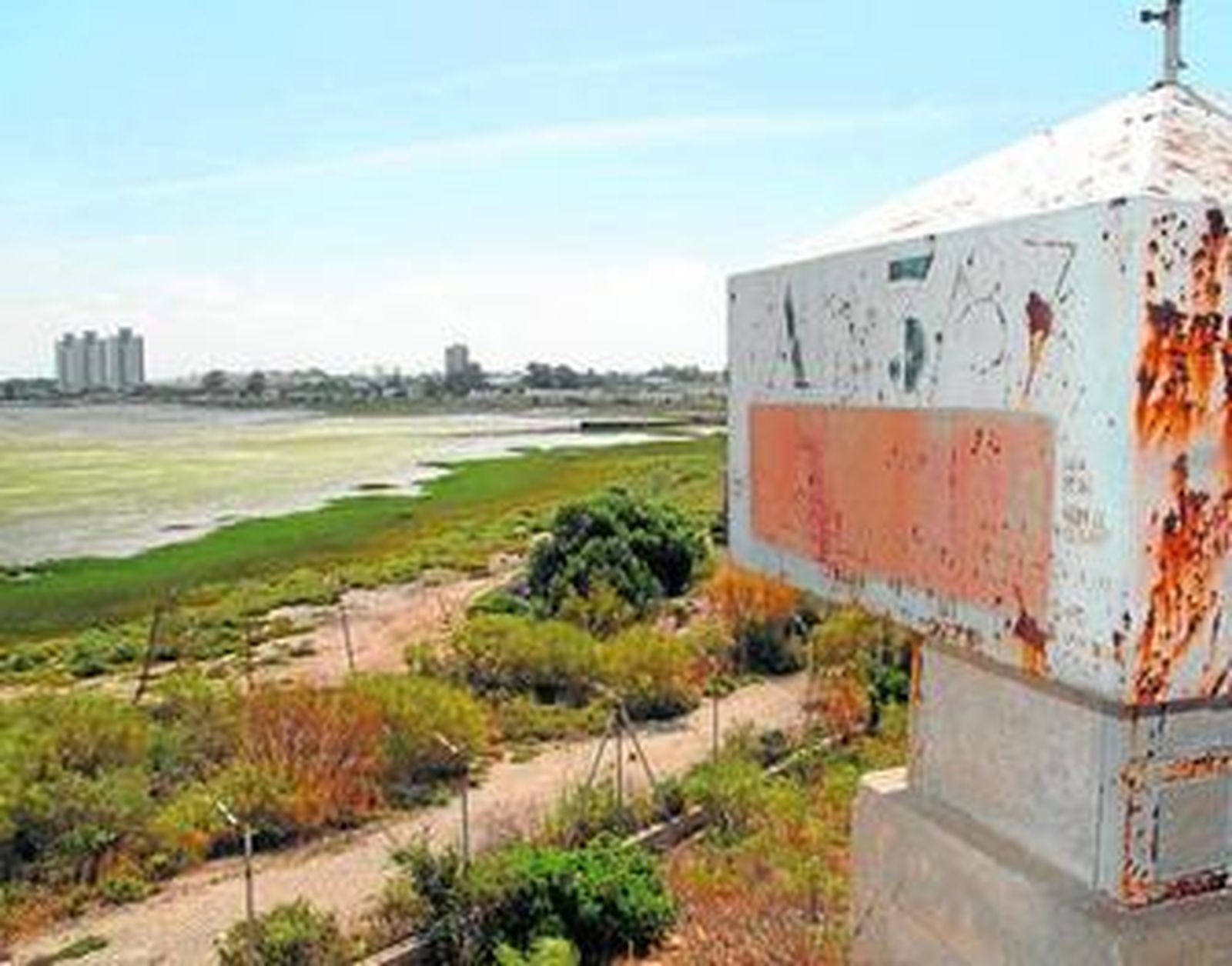 Una vista de los polvorines de Fadricas, con La Casería al fondo.