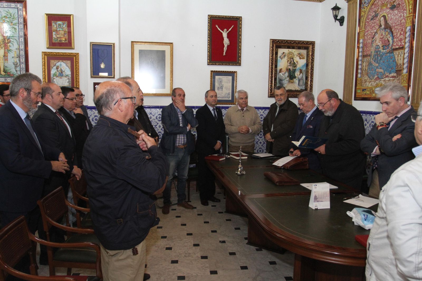 Un momento del pleno de hermanos mayores celebrado ayer en la casa de la Hermandad de la Cinta.