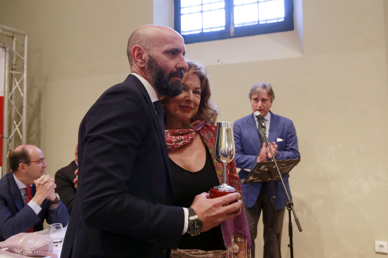Imágenes de la entrega del 'Catavino de Plata Roberto Alés' a Monchi