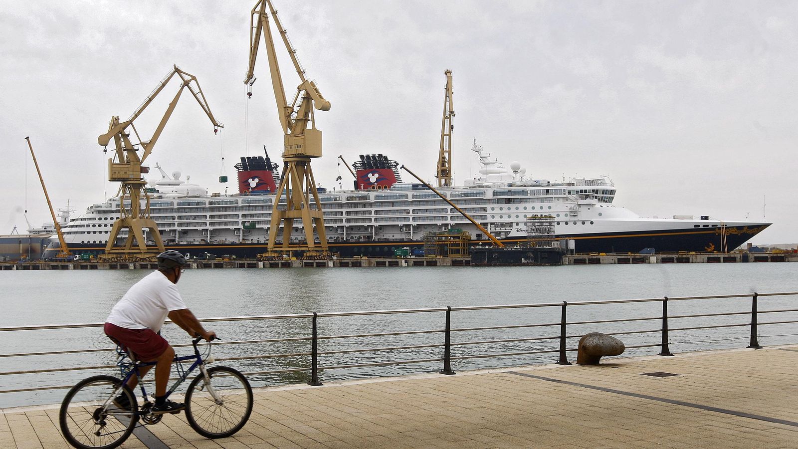 Uno de los cruceros de la Disney Cruises, atracado en Navantia, en Cádiz, durante una de sus reparaciones