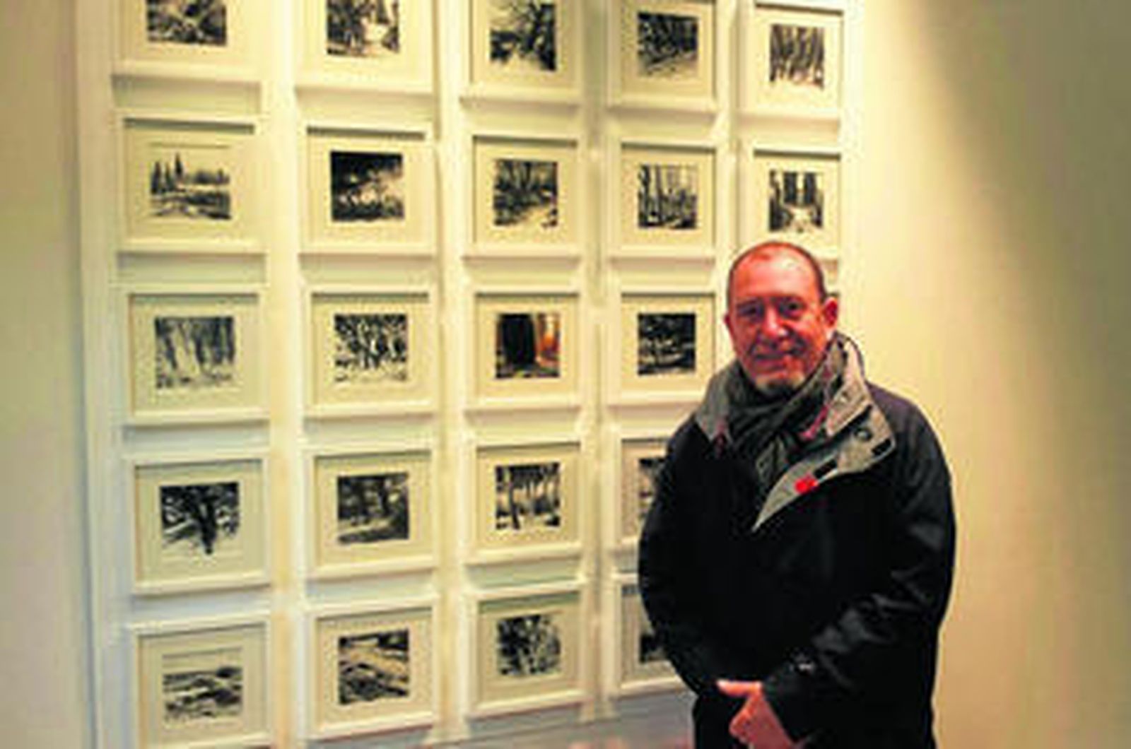 Pepe Palacios posa ante su obra en Quadros, en San Fernando.