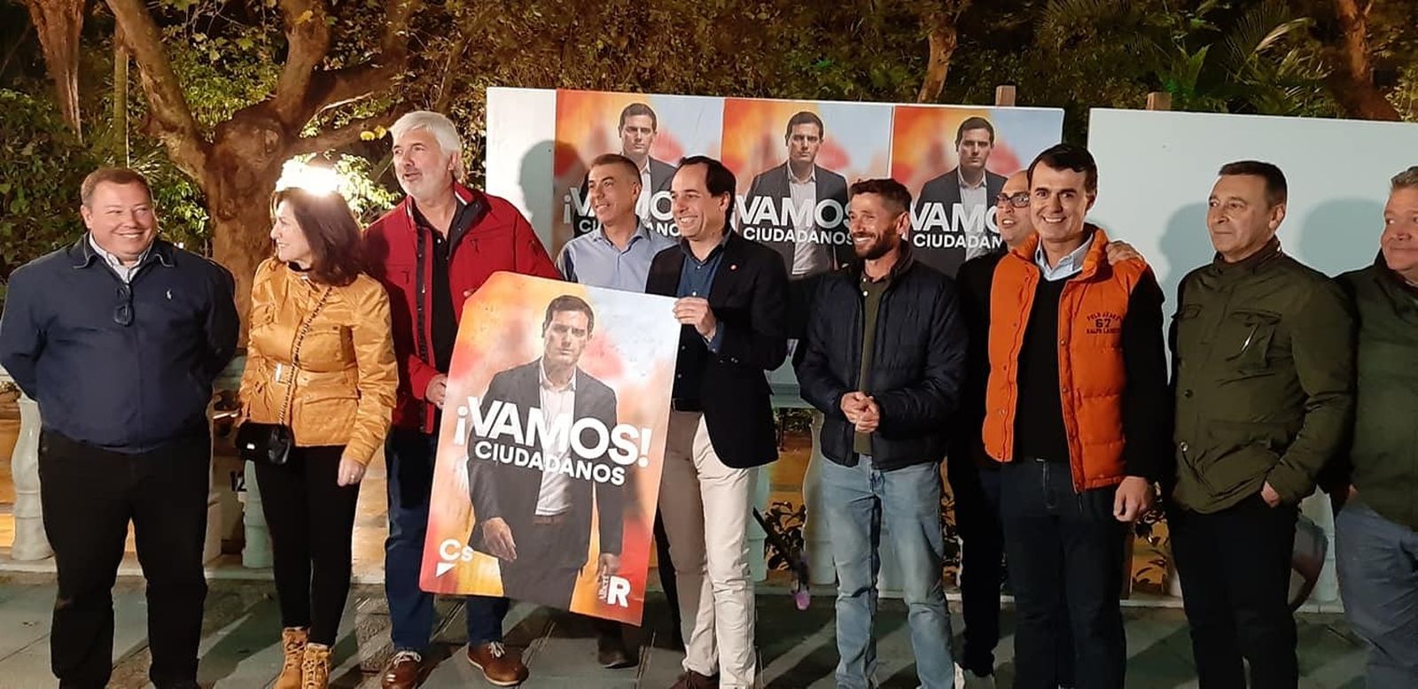El ex coordinador local de Ciudadanos, Francisco Gómez, junto a ex miembros de la junta en la pega de carteles.