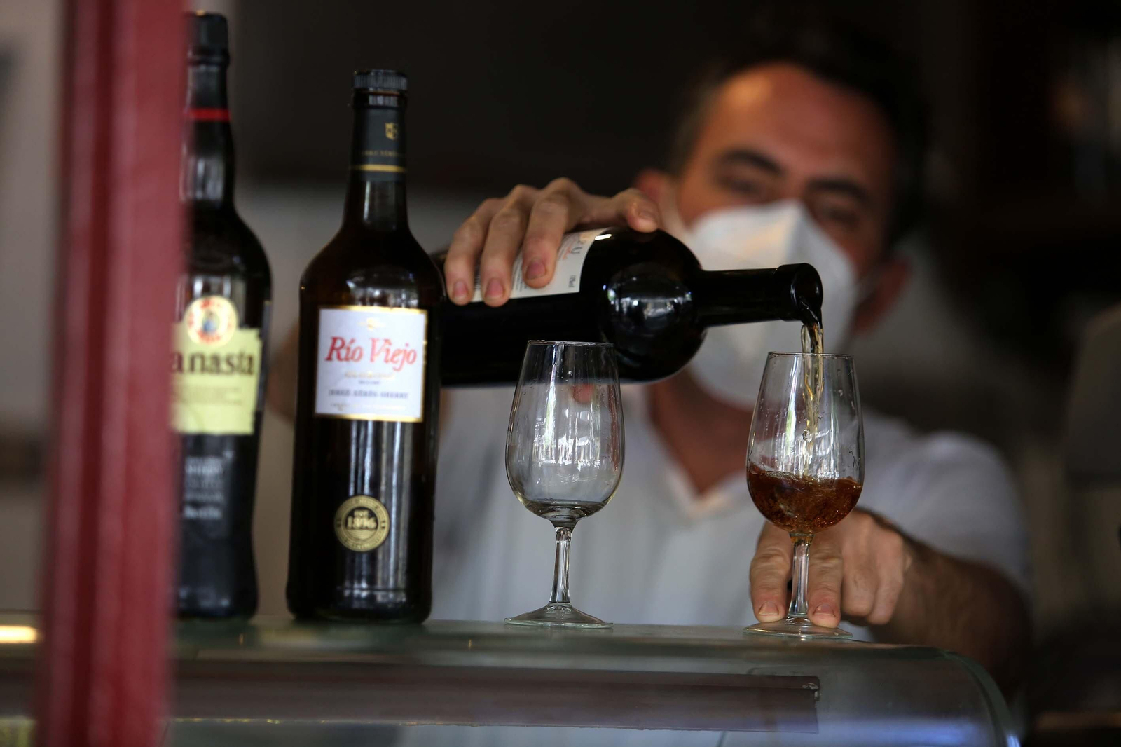 Un camarero sirve copas de vino de Jerez, en una imagen de archivo. Un camarero sirve copas de vino de Jerez, en una imagen de archivo.