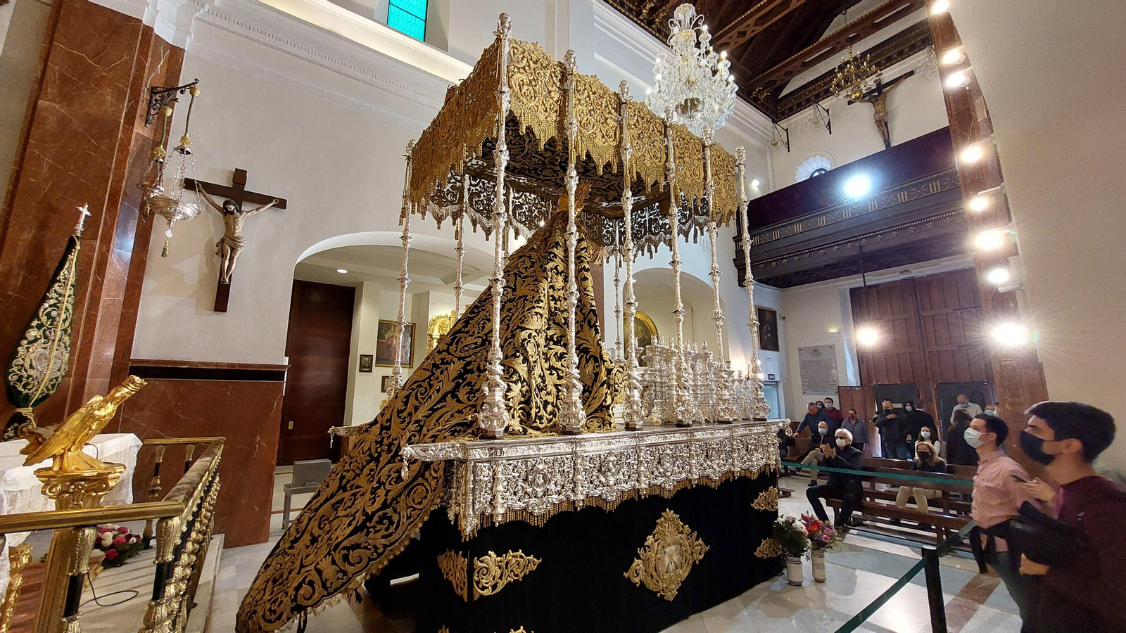 La Esperanza de Triana en su paso de palio, en imágenes