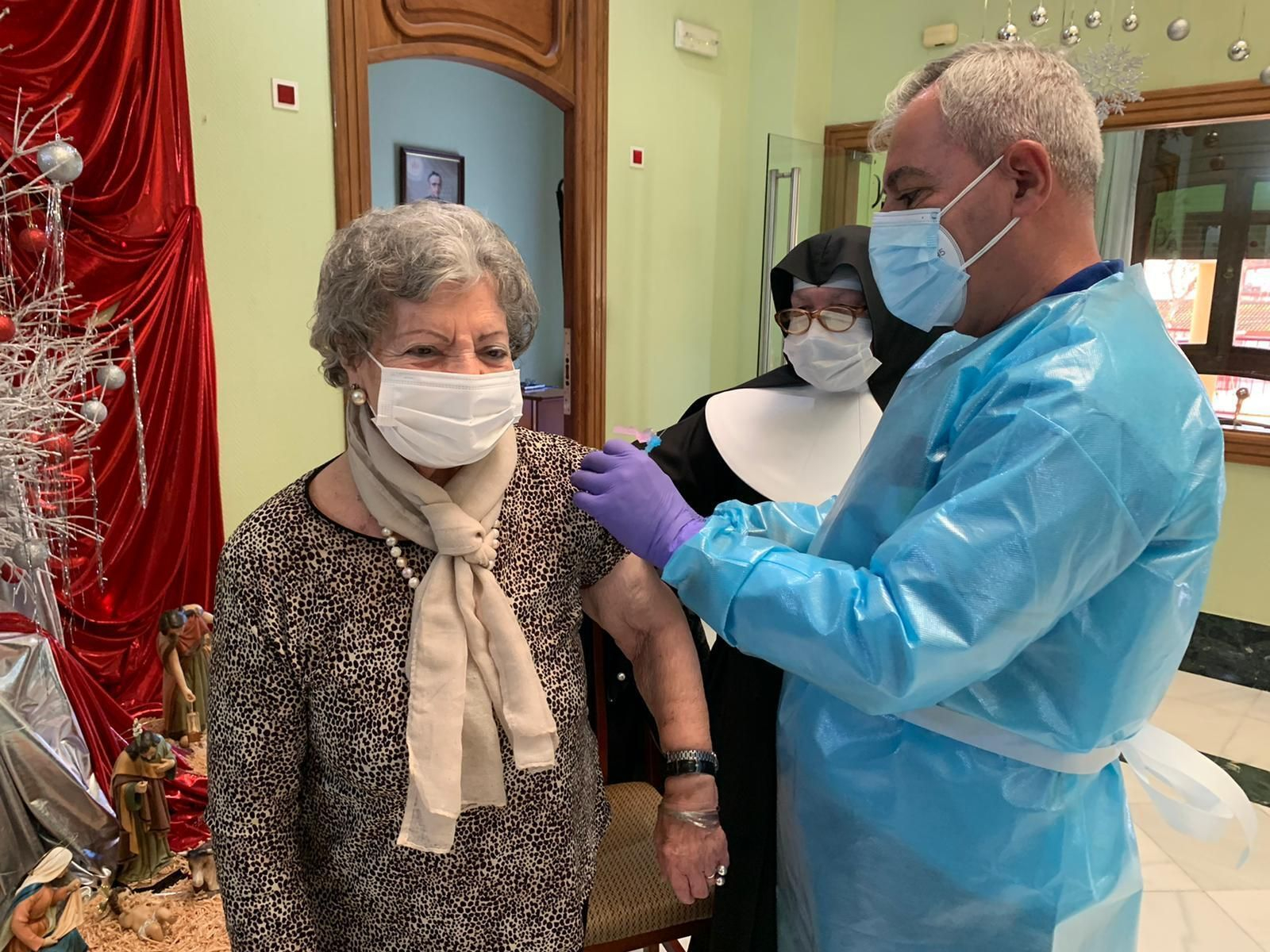 Emilia, residente de Santa Teresa de Jornet, la primera persona en vacunarse del coronavirus en la provincia de Huelva.