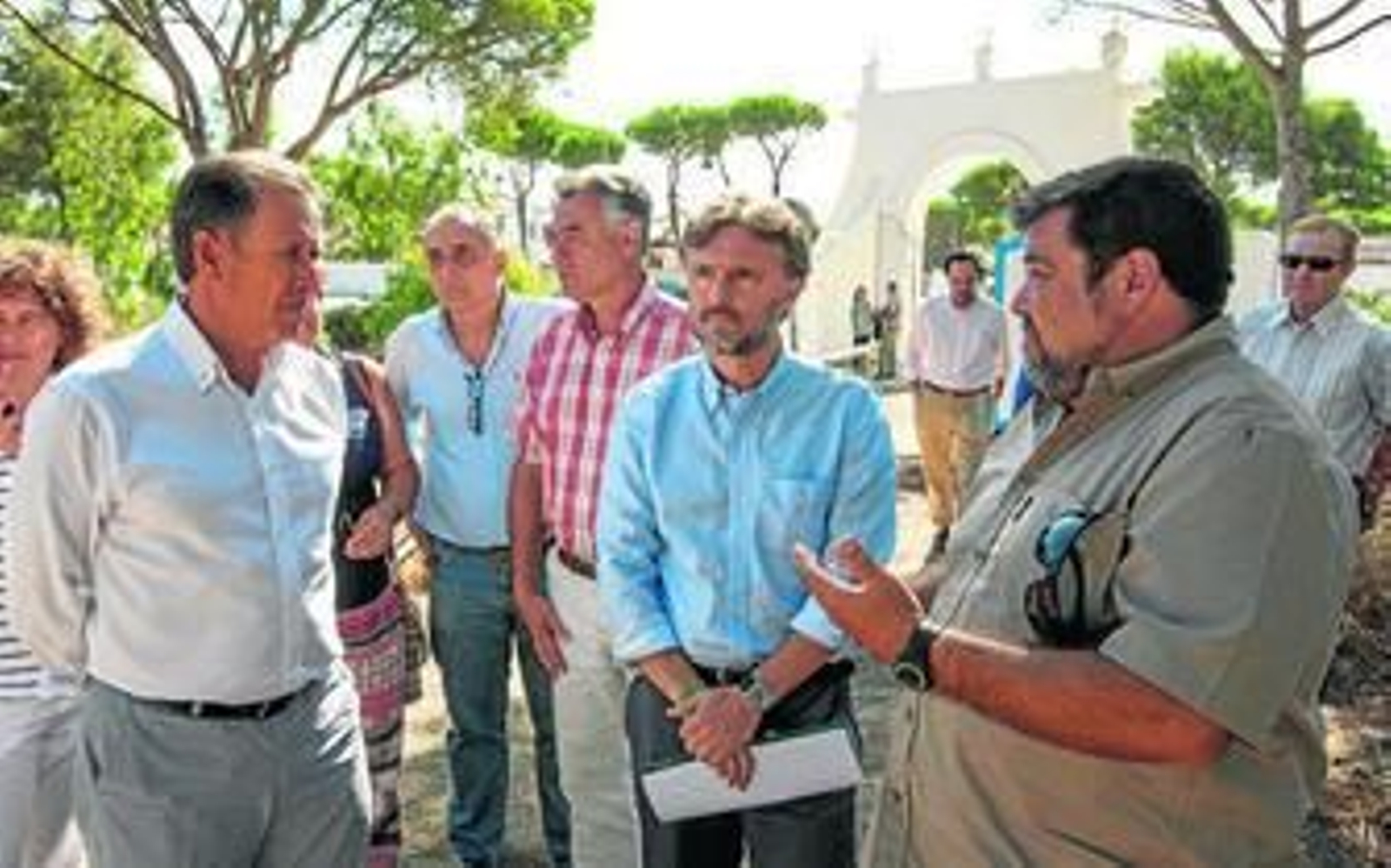 El consejero y el alcalde reciben explicaciones sobre el estado en el que se encuentra el parque natural y los esteros de Carboneros, durante la visita de ayer.