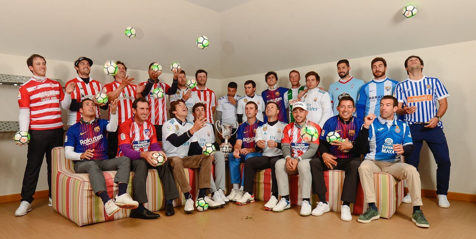 El golfista Víctor Pastor, al fondo, con la camiseta del Córdoba en unas fotos que realizó la LFP a los golfistas participantes en el Open de España.