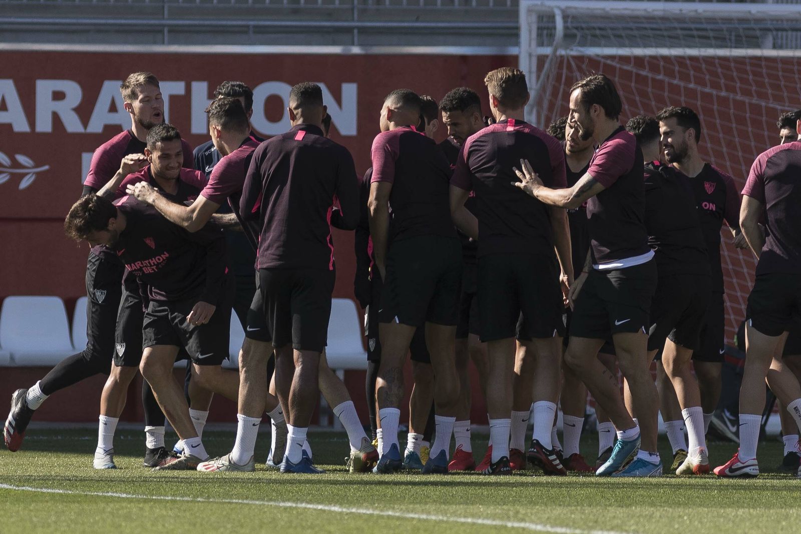 Franco Vázquez recibe la particular felicitación de sus compañeros por su cumpleaños (ayer cumplió 31) pasando por el tradicional pasillito.