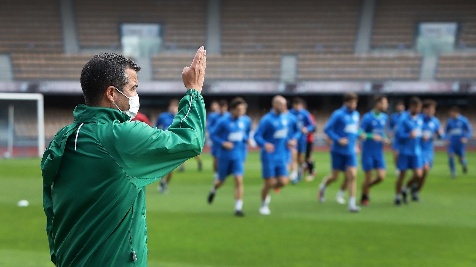 José Herrera hace indicaciones a sus jugadores en un entrenamiento en Chapín.