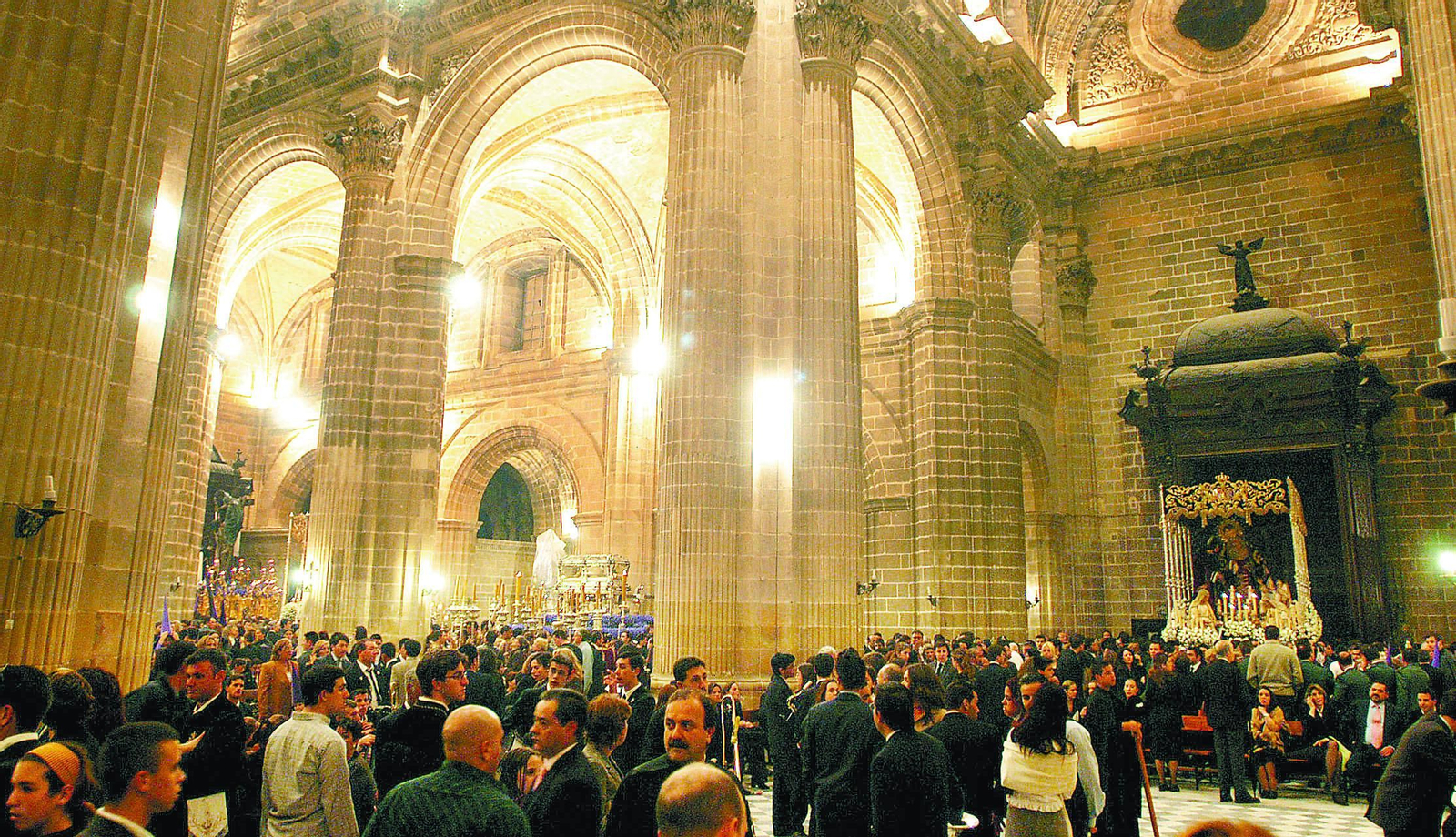 La Catedral en el Viernes Santo de 2003 con las hermandades refugiadas por la lluvia.