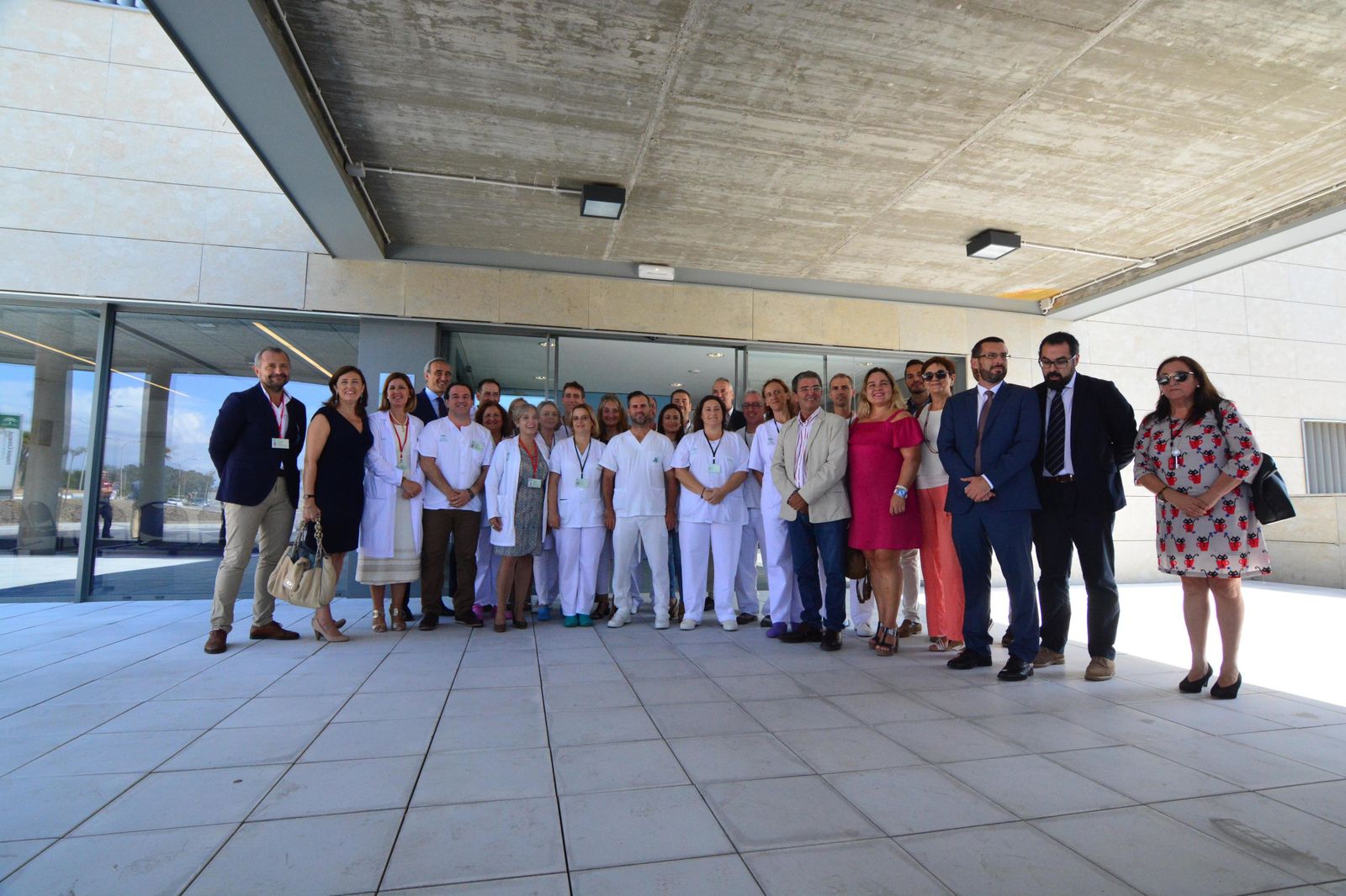 El alcalde, Juan Franco, con parte del personal del nuevo centro.