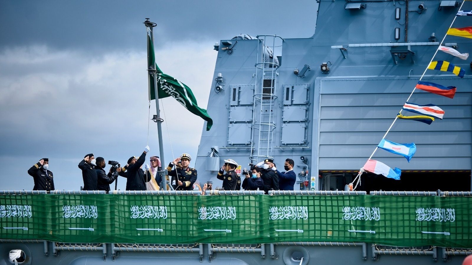 Momento en que se iza la bandera de Arabia Saudí en la primera corbeta entregada por Navantia en San Fernando.