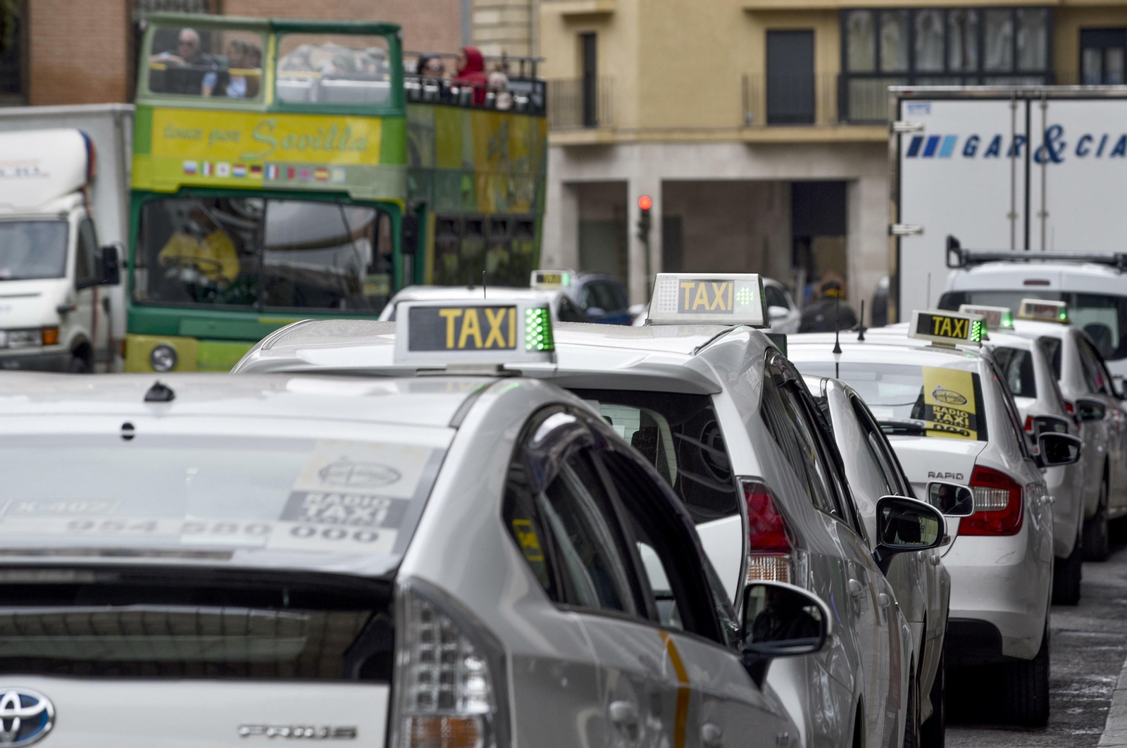Taxis en fila en una calle de Sevilla.