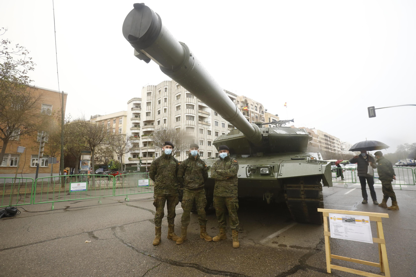 Varios militares en la exposición de armamento celebrada el pasado marzo en Córdoba.