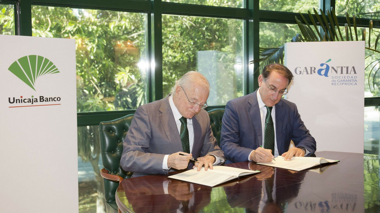 Firma de acuerdo entre Azuaga y González de Lara.