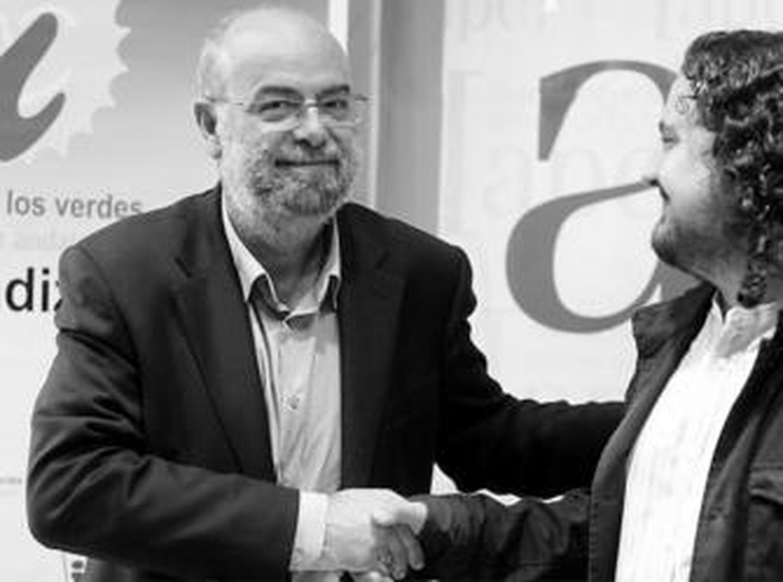 Roldán (i) y Fernando Macías, secretario de organización de IU en la provincia, se estrechan la mano ayer.