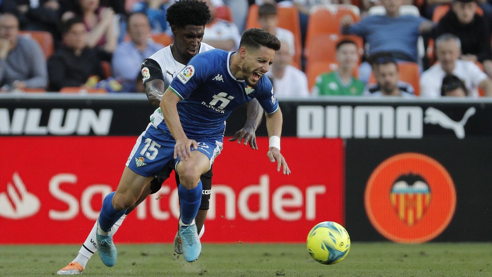 Álex Moreno es derribado por Thierry.