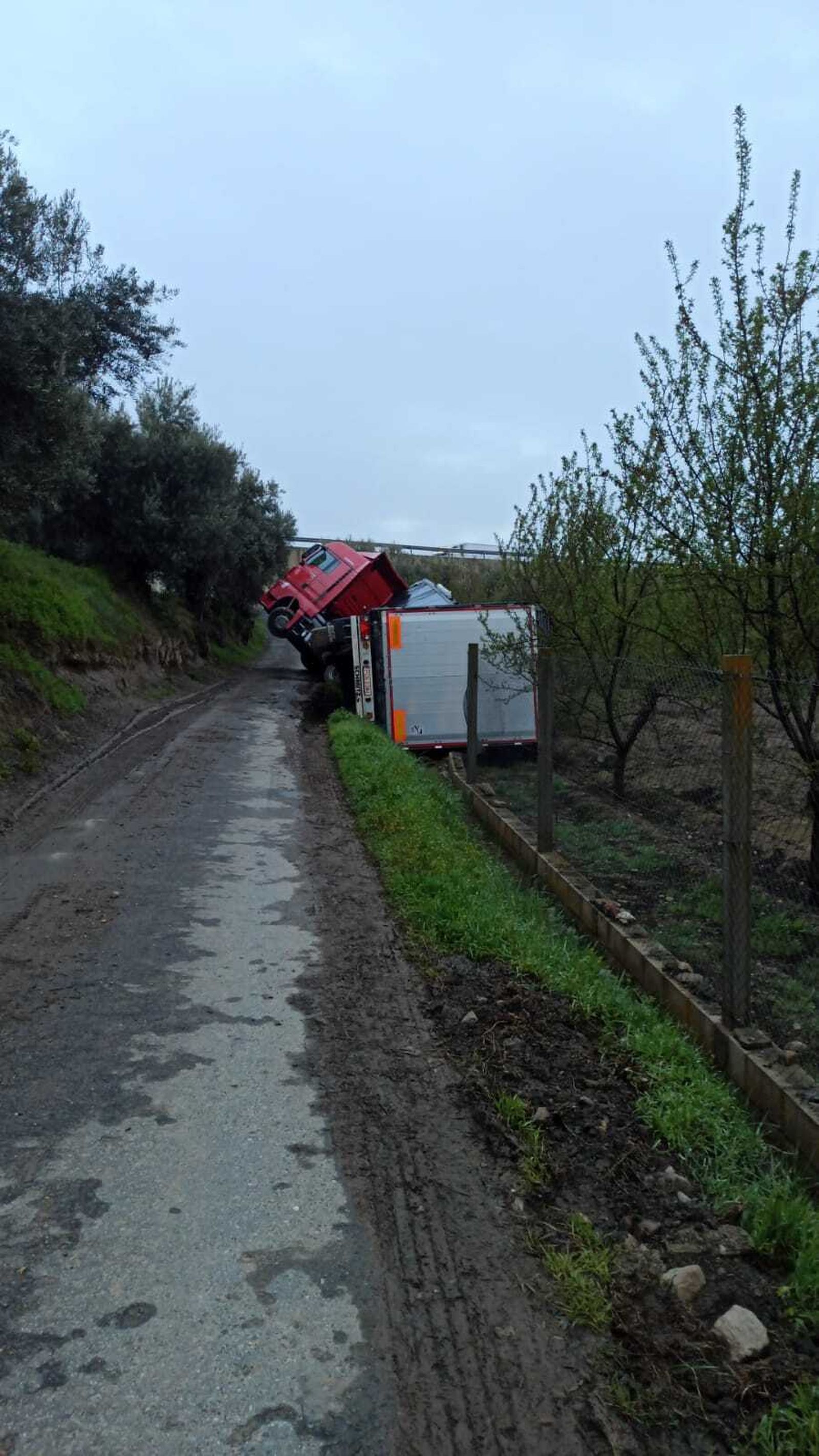 Vuelca su camión en una vía de servicio de la A-92 en Granada al darle el GPS mal las direcciones en Guadix