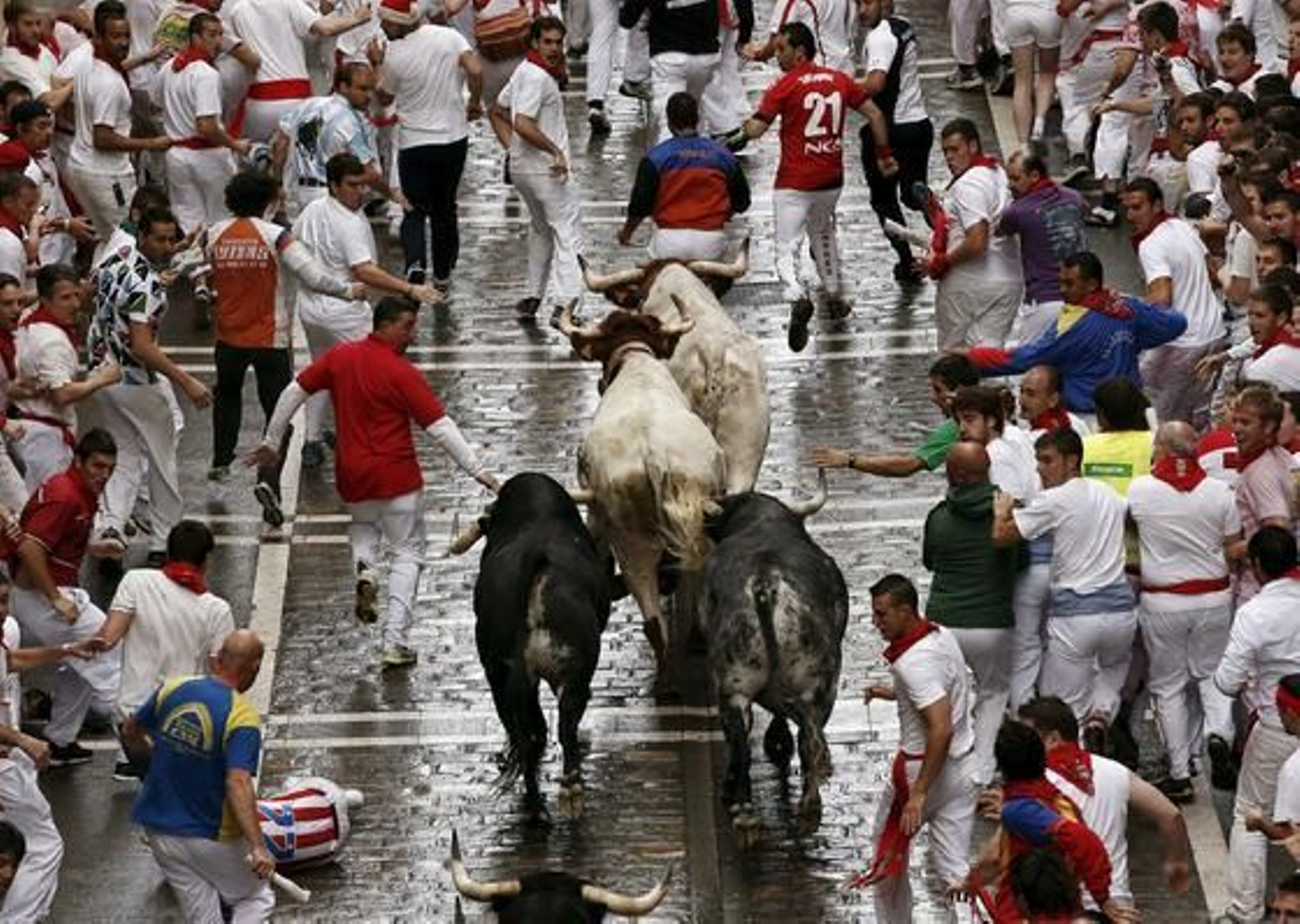 El primer encierro de 2012 finaliza con una cornada en el primer tramo y la entrada en la plaza de un toro con un mozo en una de sus astas.

Foto: EFE / Reuters