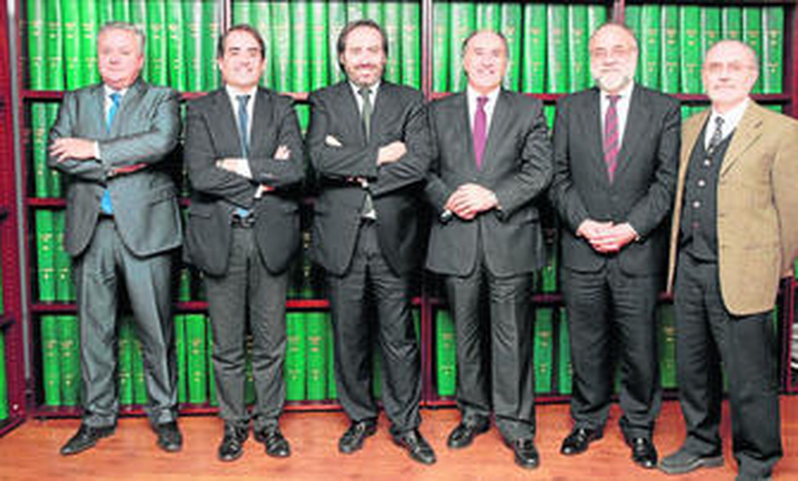 De izquierda a derecha, Sáez (AGI), Saldaña (Diputación), Grimaldi (Europa Sur), Landaluce (diputado), Canto (Carbures) y Baena (Acerinox).