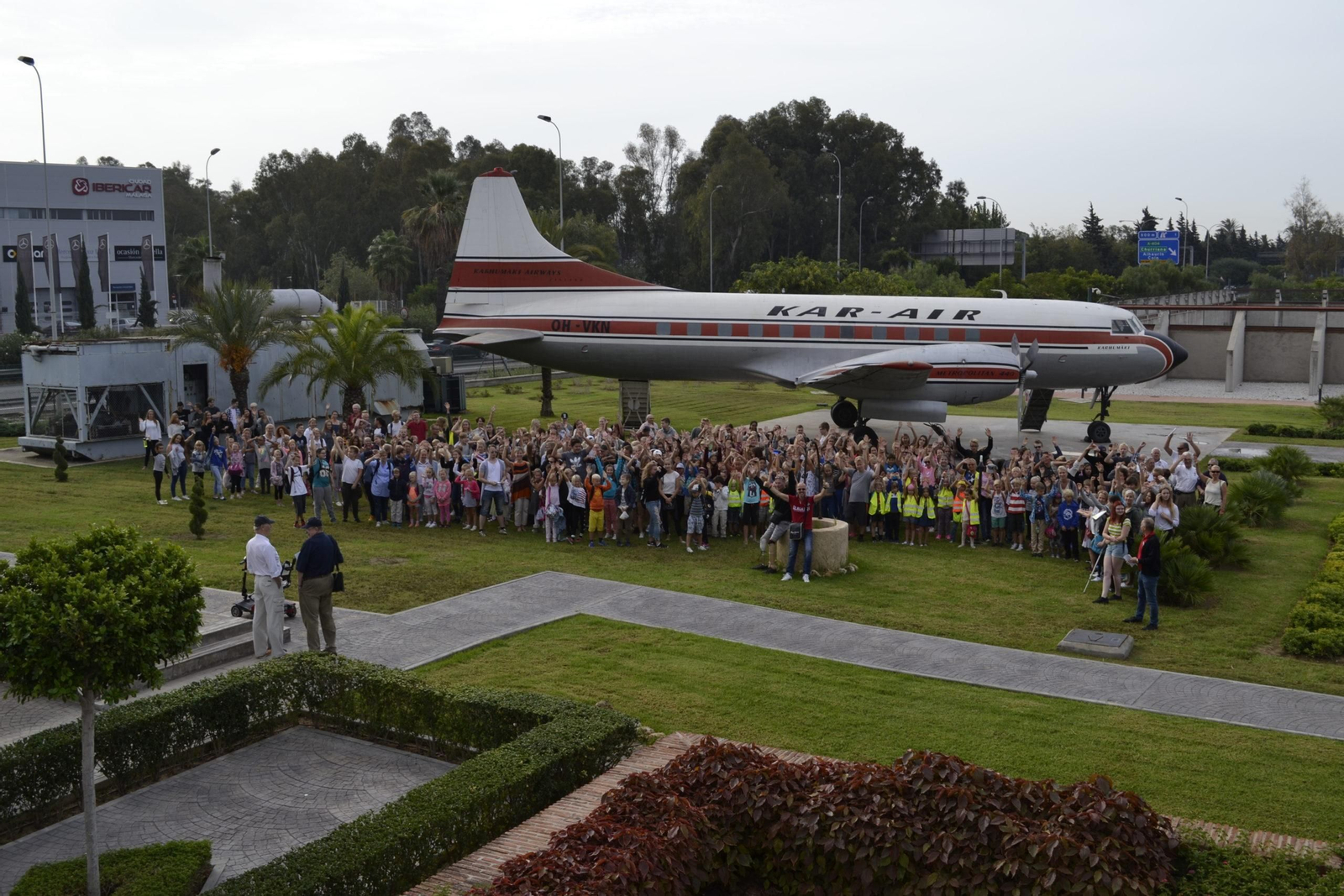 Visitantes al museo en una visita guiada. Visitantes al museo en una visita guiada.