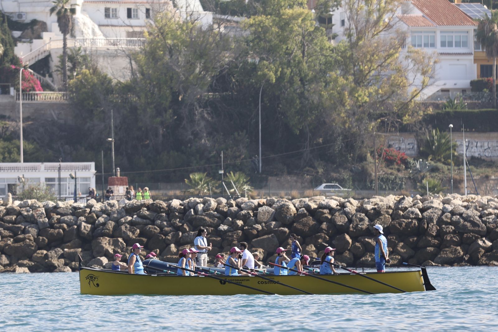 Más de 100 mujeres supervivientes de cáncer participan este sábado en una Regata Nacional en Málaga