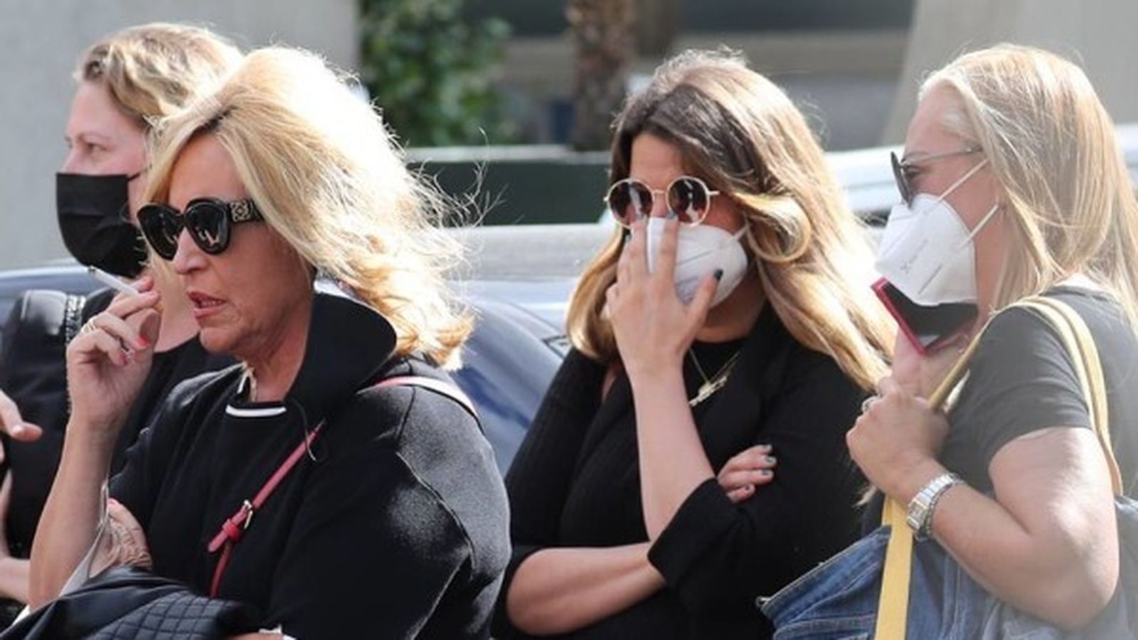 De dhca. izqda. Lydia Lozano, Belén Esteban y otras personas del equipo de 'Sálvame', compañero de Mila.