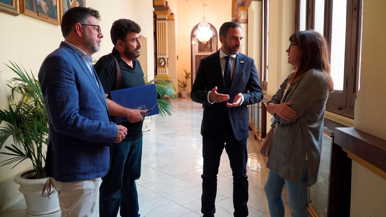 El portavoz del PSOE en el Ayuntamiento de Málaga, Daniel Pérez, acompañado por otros concejales de su grupo