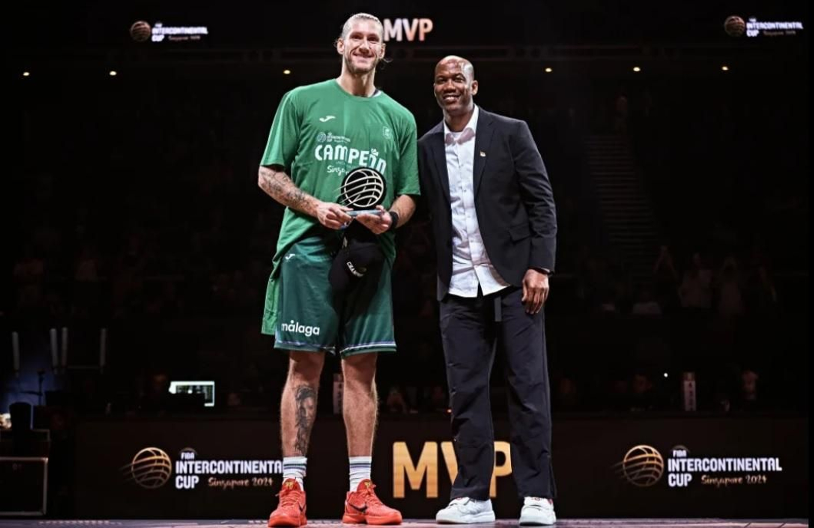 Dylan Osetkowski, con Stephon Marbury.